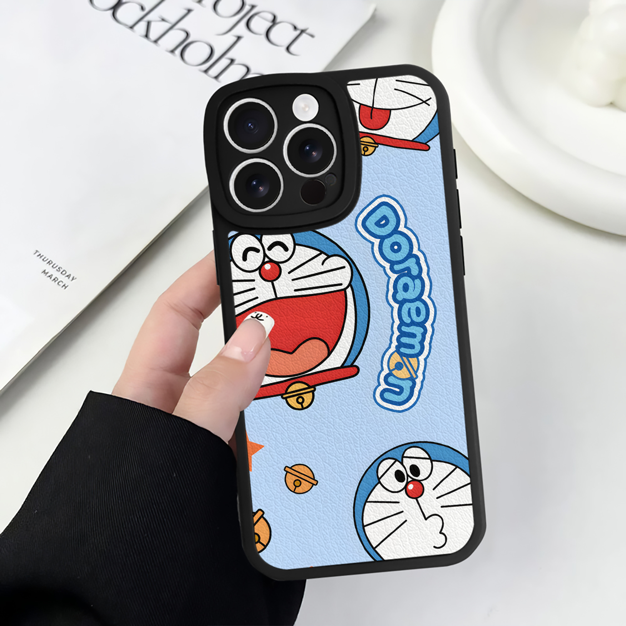 （画像用） ドラえもん Doraemon 【iPhone 16シリーズ対応】シリコンスマホケース（レザー調） 材質：シリコン
